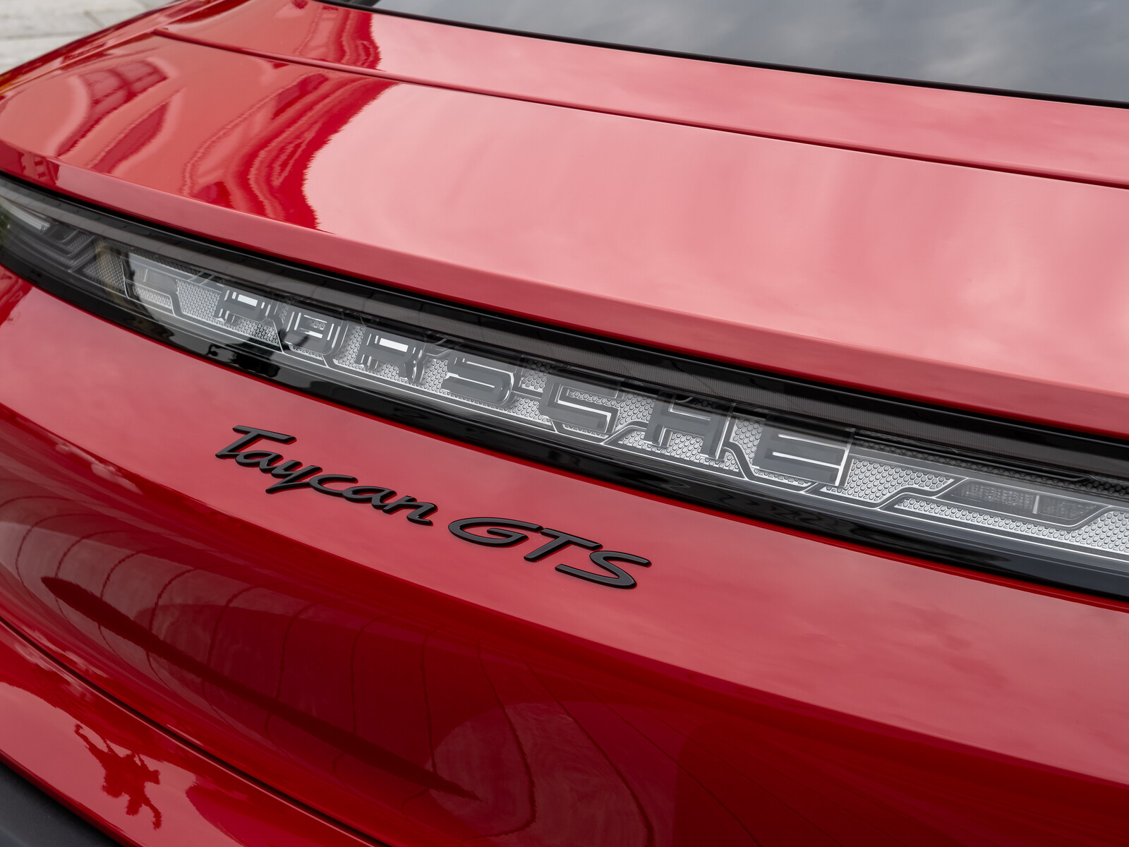 Am Porsche Taycan GTS sind die Marken- und Modellbezeichnungen zu sehen. Das Foto entstand am 9. September 2025 auf der IAA Open Space in M�nchen.