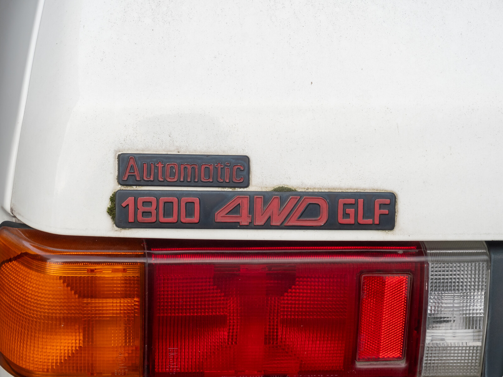Das Foto zeigt das Heck eines Subaru 1800 4WD GLF in Frankfurt am Main. Die Aufnahme stammt vom 25. Dezember 2024.