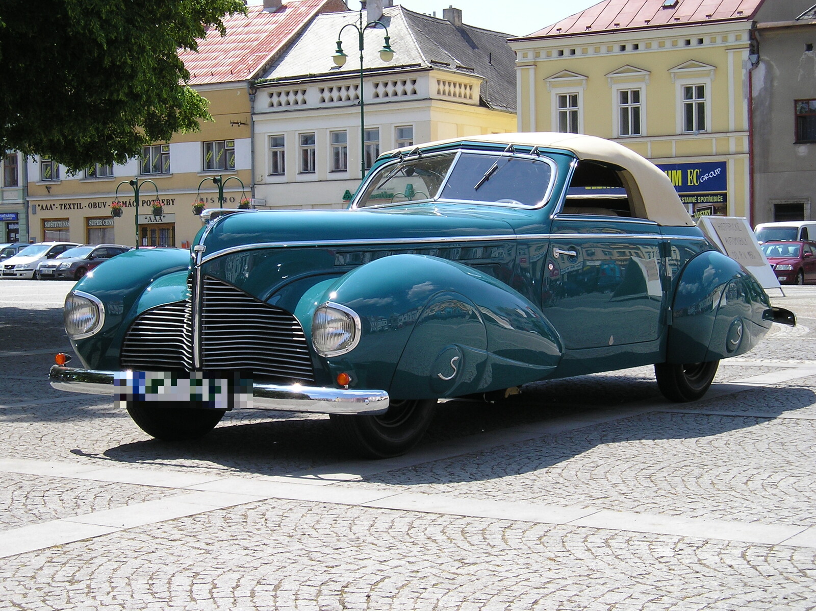 Ein Aero 50 Dynamik mit Sodomka-Karosserie ist auf einem Platz in Vysok� M�to zu sehen. Die Aufnahme entstand am 11. Juni 2011 w�hrend des Festivals Sodomkovo Vysok� M�to 2011.