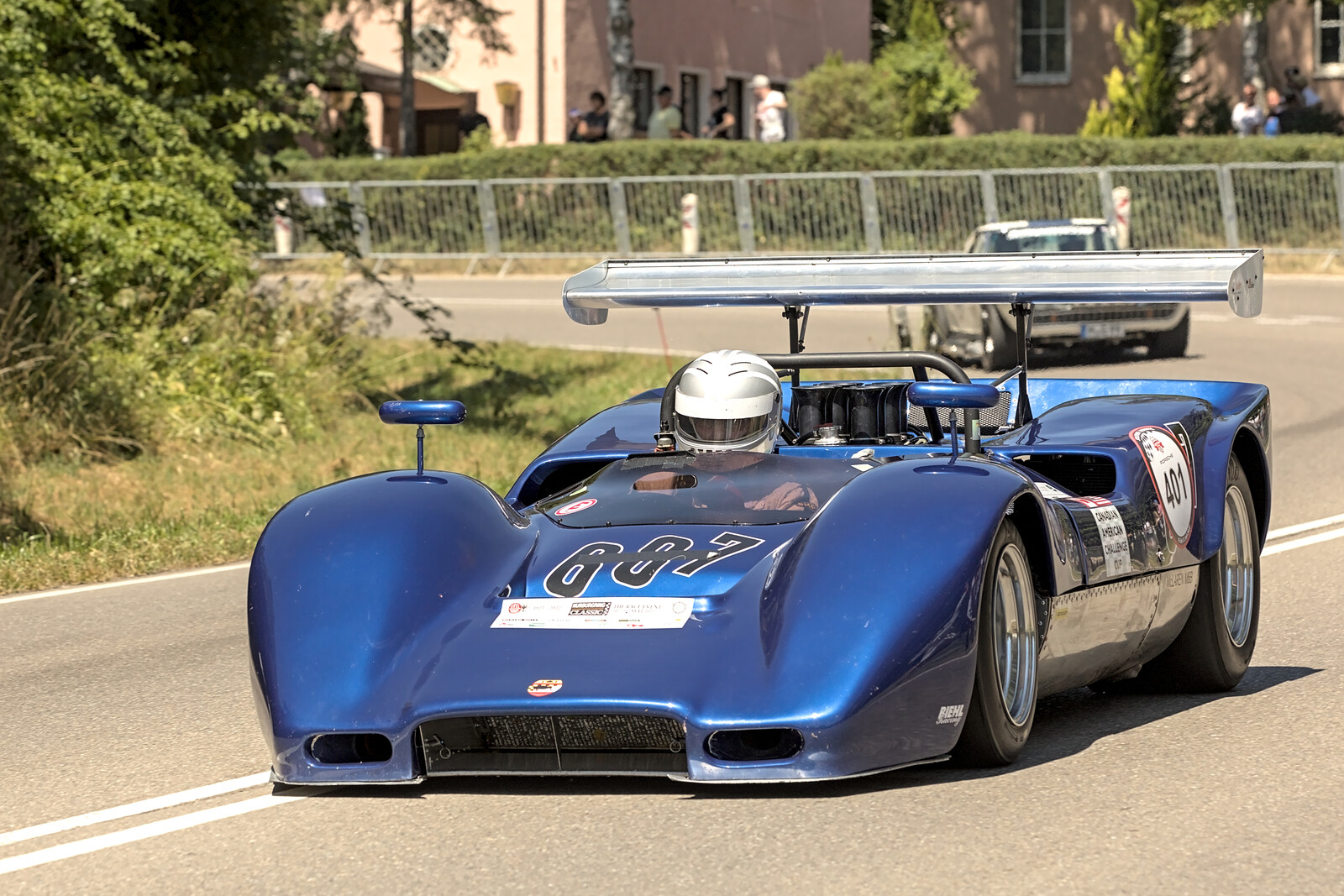 Ein blauer McLaren M6B f�hrt beim Solitude Revival 2022 schr�g von vorn zu sehen. Die Aufnahme stammt vom 17. Juli 2022.