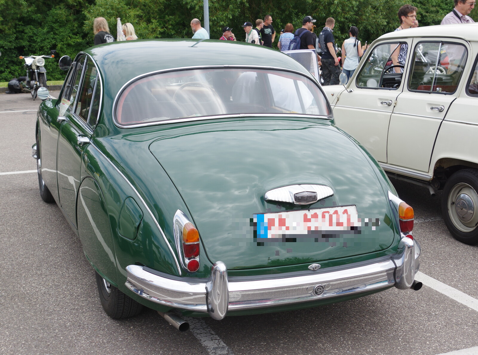 Ein Daimler V8 250 ist beim 32. Internationalen Oldtimertreffen in Konz 2016 schr�g von vorn zu sehen. Das Foto entstand am 17. Juli 2016; das Nummernschild ist verf�lscht.