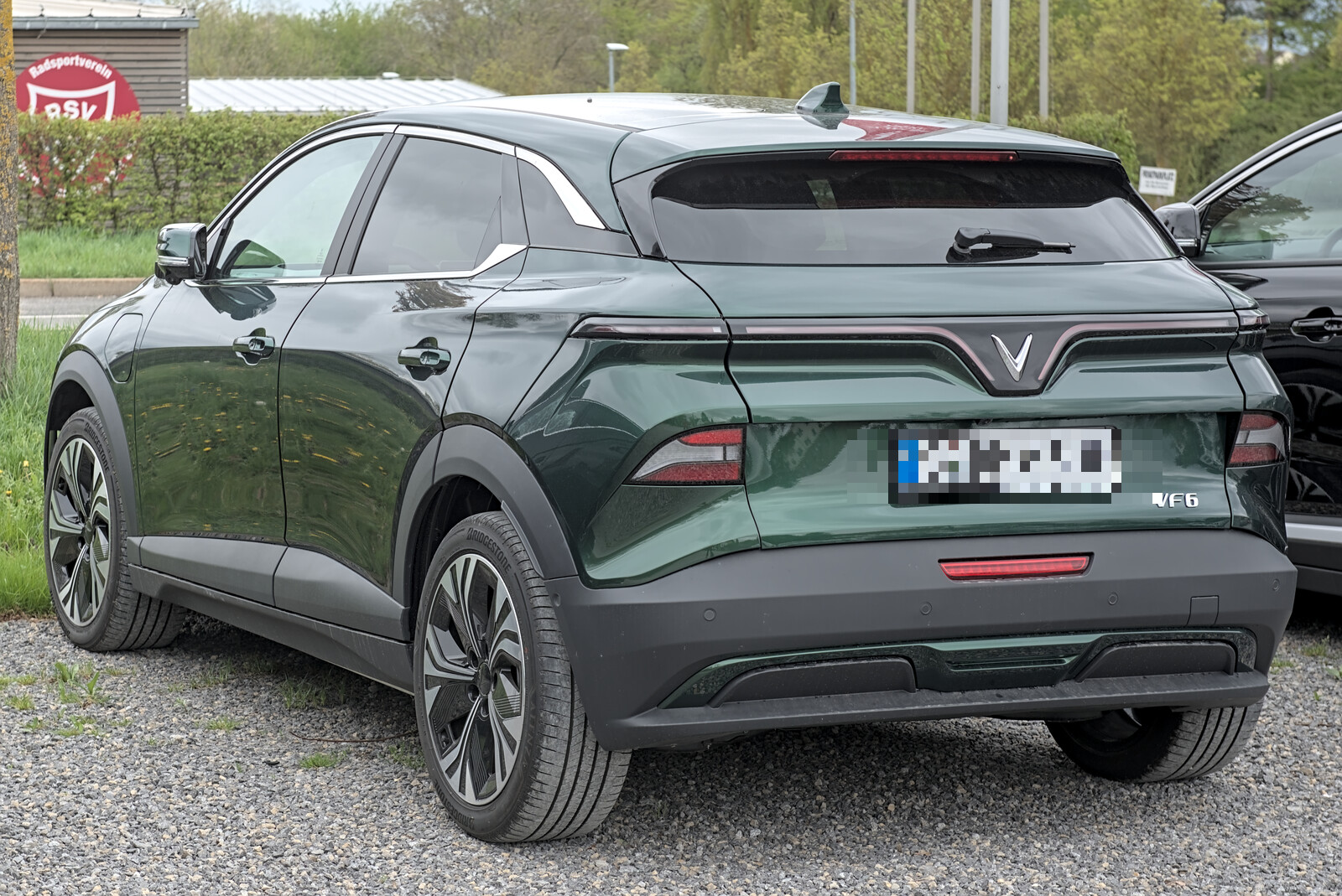 Ein dunkelgr�ner VinFast VF 6 steht in Stuttgart-Vaihingen auf einem Parkplatz, aufgenommen schr�g von hinten. Das Foto entstand am 18. April 2025.