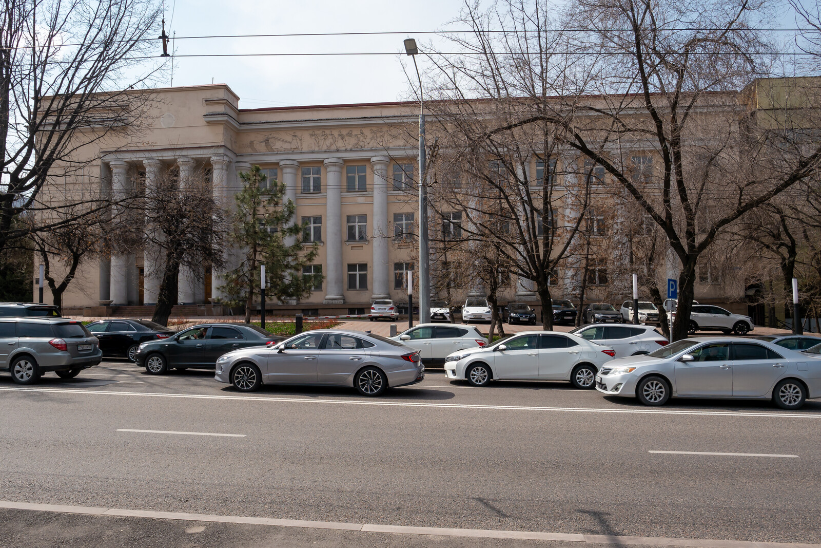 Ein Fahrzeug der Marke Hyundai ist auf der Abylai-Khan-Allee in Almaty von der Seite im Verkehr zu sehen. Die Aufnahme entstand am 3. April 2024.