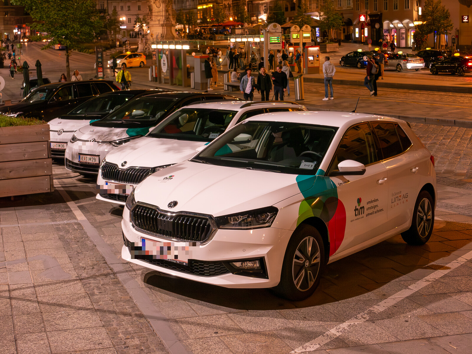 Ein Fahrzeug der Marke Porsche ist am Linzer Hauptplatz zu sehen. Die Aufnahme vom 29. September 2023 zeigt mehrere Carsharing-Autos von TIM der Linz Linien.