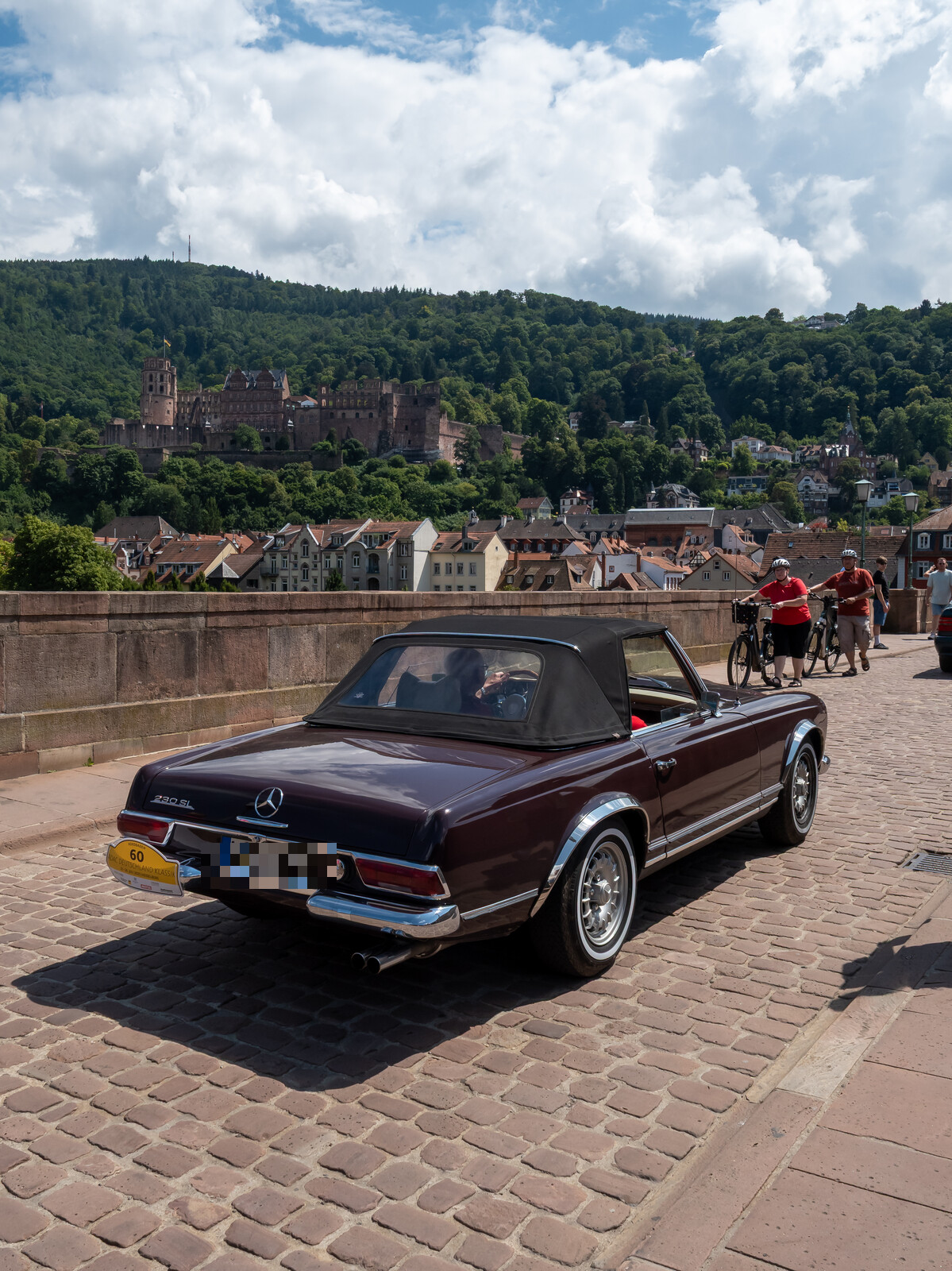 Ein Mercedes-Benz 230 SL ist w�hrend der ADAC Deutschland Klassik 2025 auf der Alten Br�cke in Heidelberg zu sehen. Das Foto entstand am 26. Juli 2025.