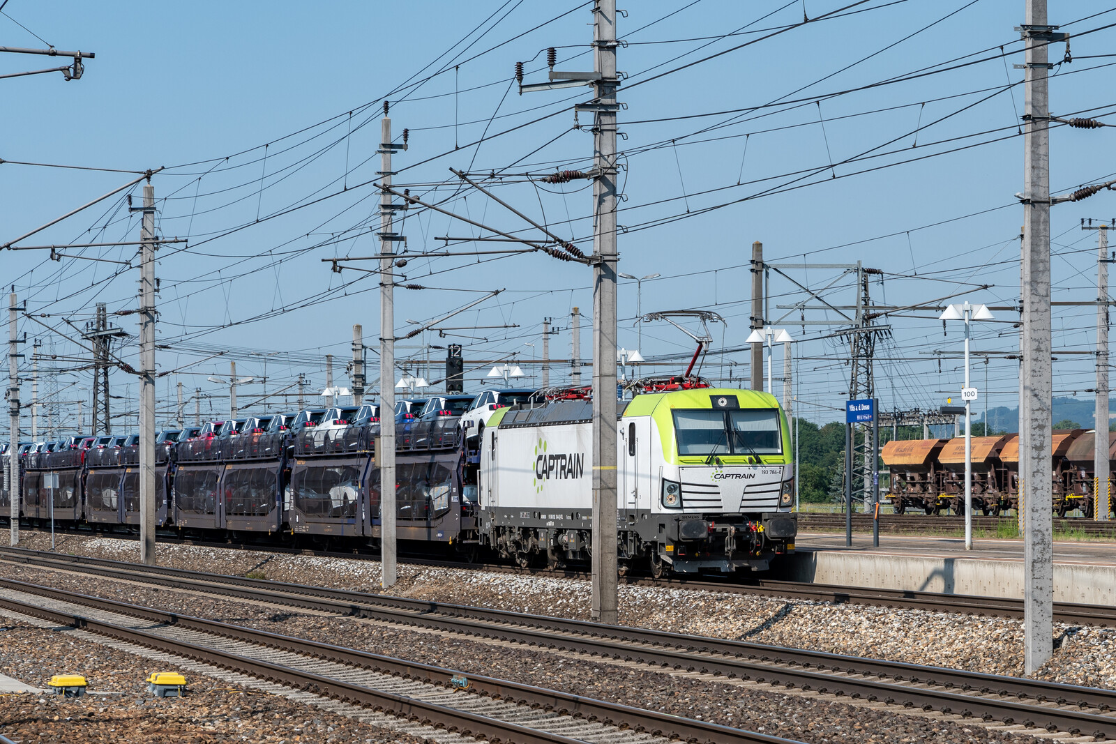 Ein Peugeot 2008 f�hrt am 14. Juli 2018 von der Seite am Bahnhof Ybbs an der Donau in Nieder�sterreich vorbei. Die Originalbeschreibung nennt einen Captrain-Zug mit der Lokomotive 193 784-6 und ersatzweise eingesetzten Doppelstockwagen f�r Autotransporte.