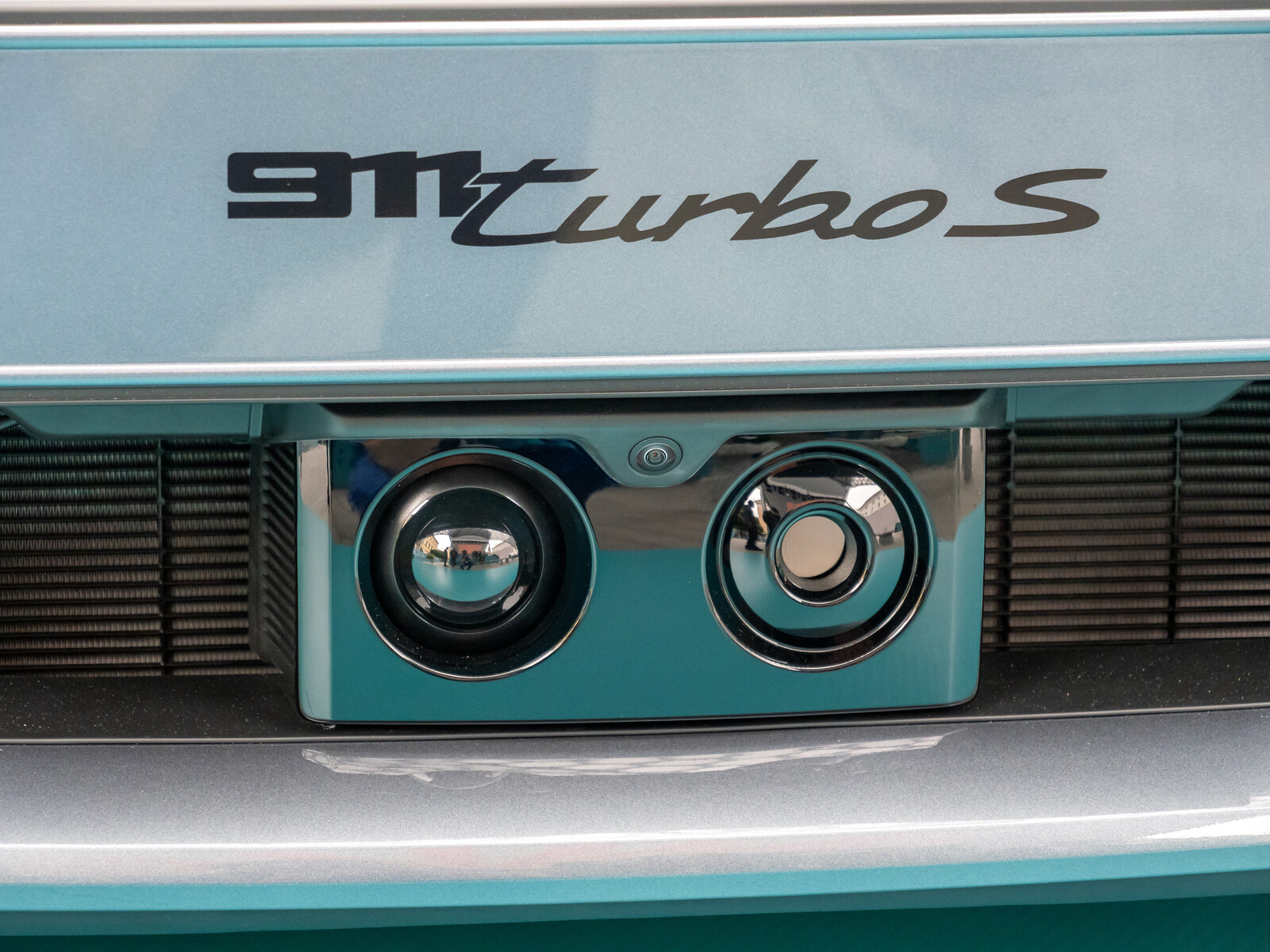 Ein Porsche 911 Turbo S der Generation 992.2 ist von vorn zu sehen. Die Aufnahme der Frontkamera und Sensoren entstand am 9. September 2025 auf dem IAA Open Space 2025.