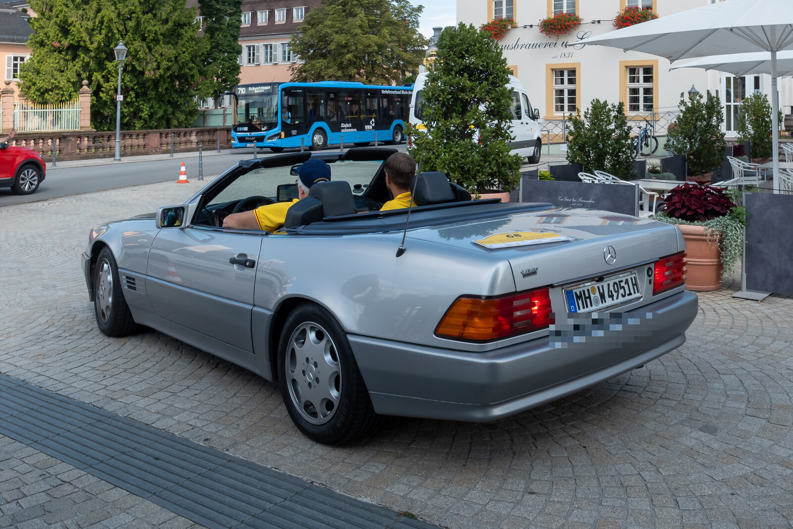 Ein silberner Mercedes-Benz SL ist bei der ADAC Deutschland Klassik 2025 in Schwetzingen schr�g von hinten zu sehen. Die Aufnahme entstand am 26. Juli 2025.