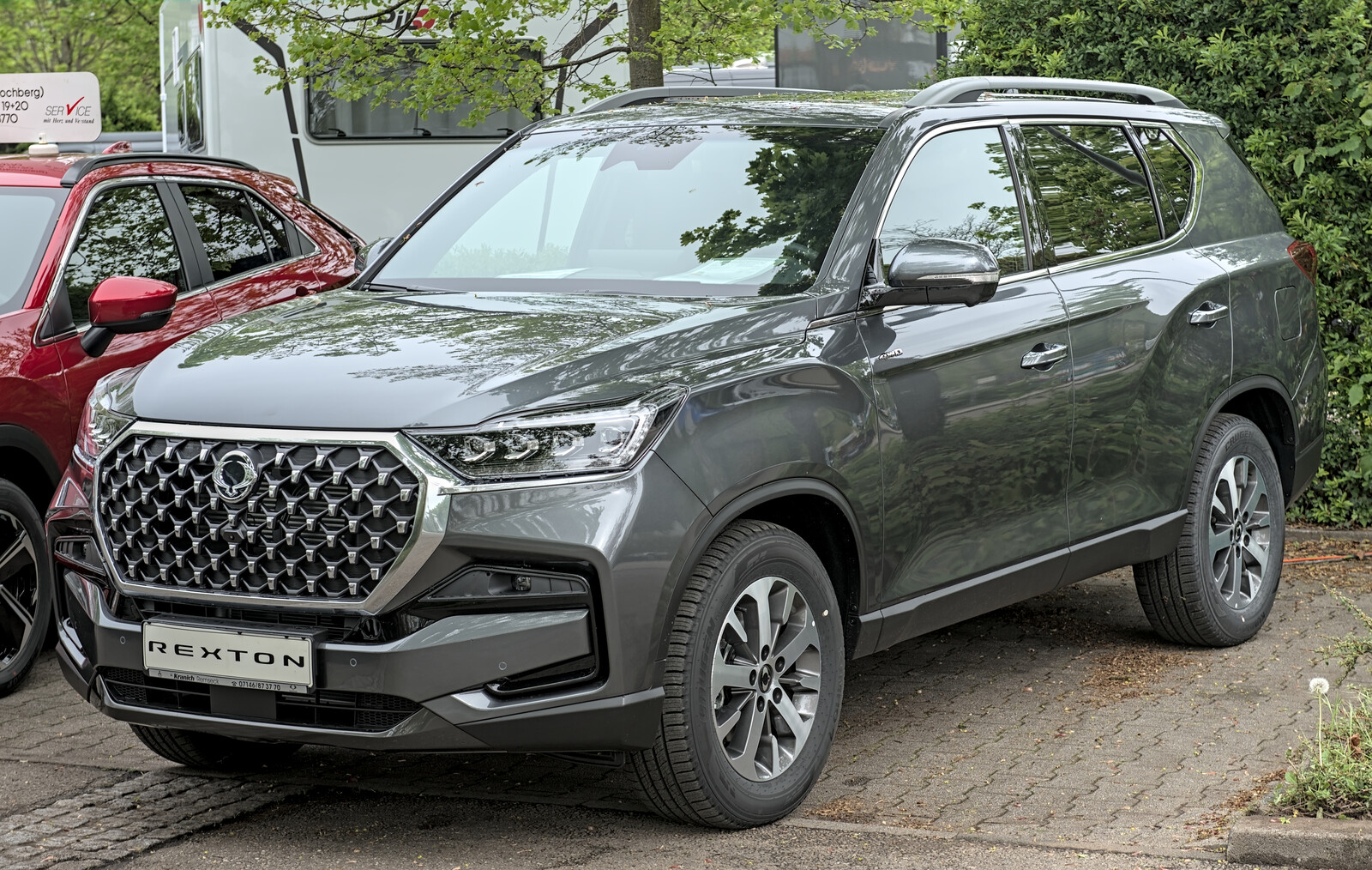 Ein SsangYong Rexton der zweiten Generation mit Facelift ist auf der Marbacher Auto- und Freizeitmesse 2025 zu sehen. Das Foto entstand am 26. April 2025.