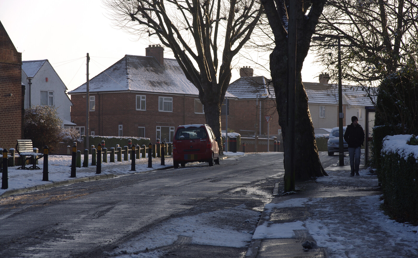 Ein Suzuki Wagon R+ der zweiten Generation ist am 14. Januar 2013 auf der Boundary Road in Beeston, Nottinghamshire, bei winterlichem Schneefall zu sehen.