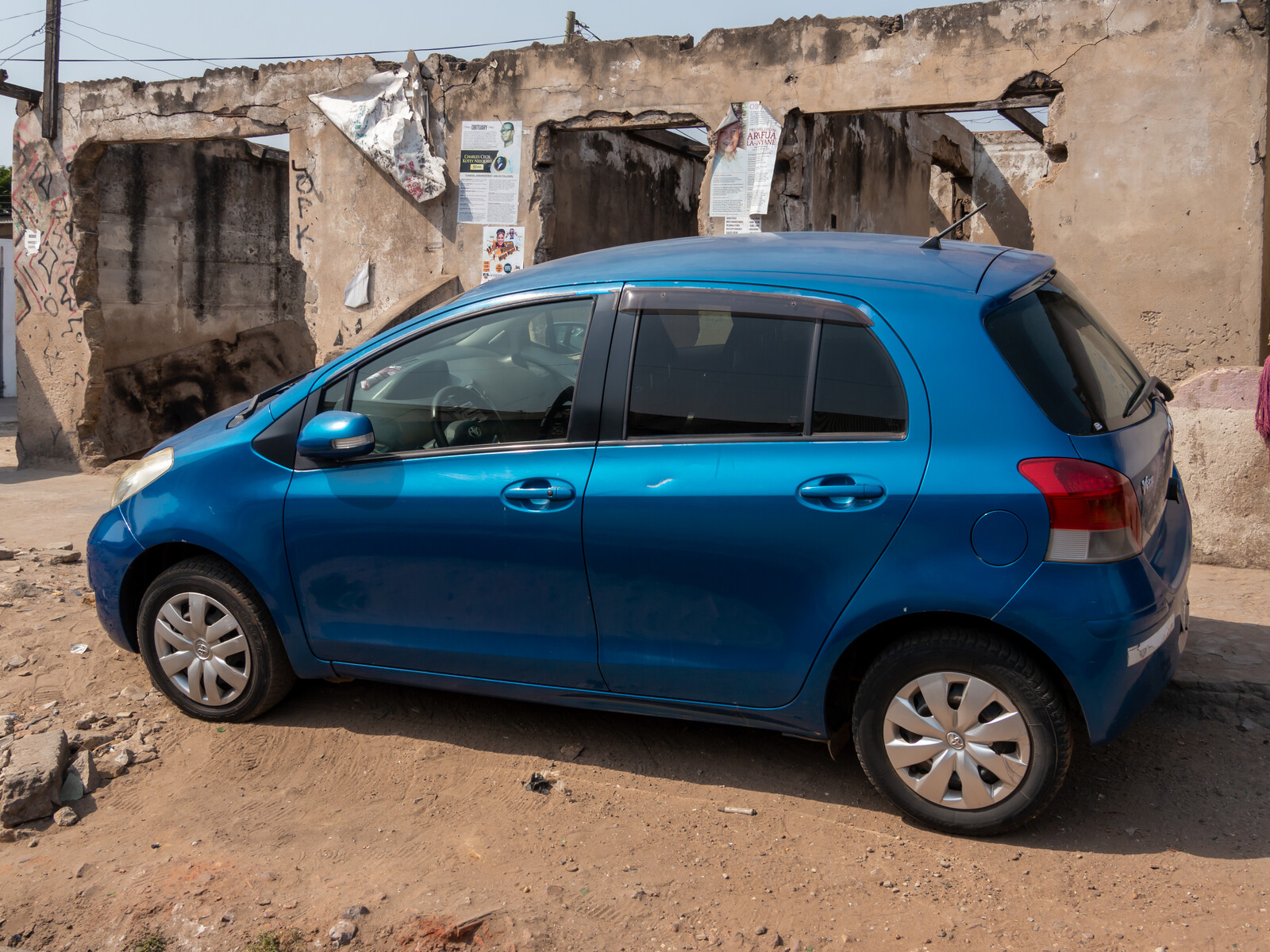 Ein Toyota Vitz der Generation XP90, f�r Rechtslenkung umgebaut, in Greater Accra. Das Foto entstand am 11. Februar 2023.