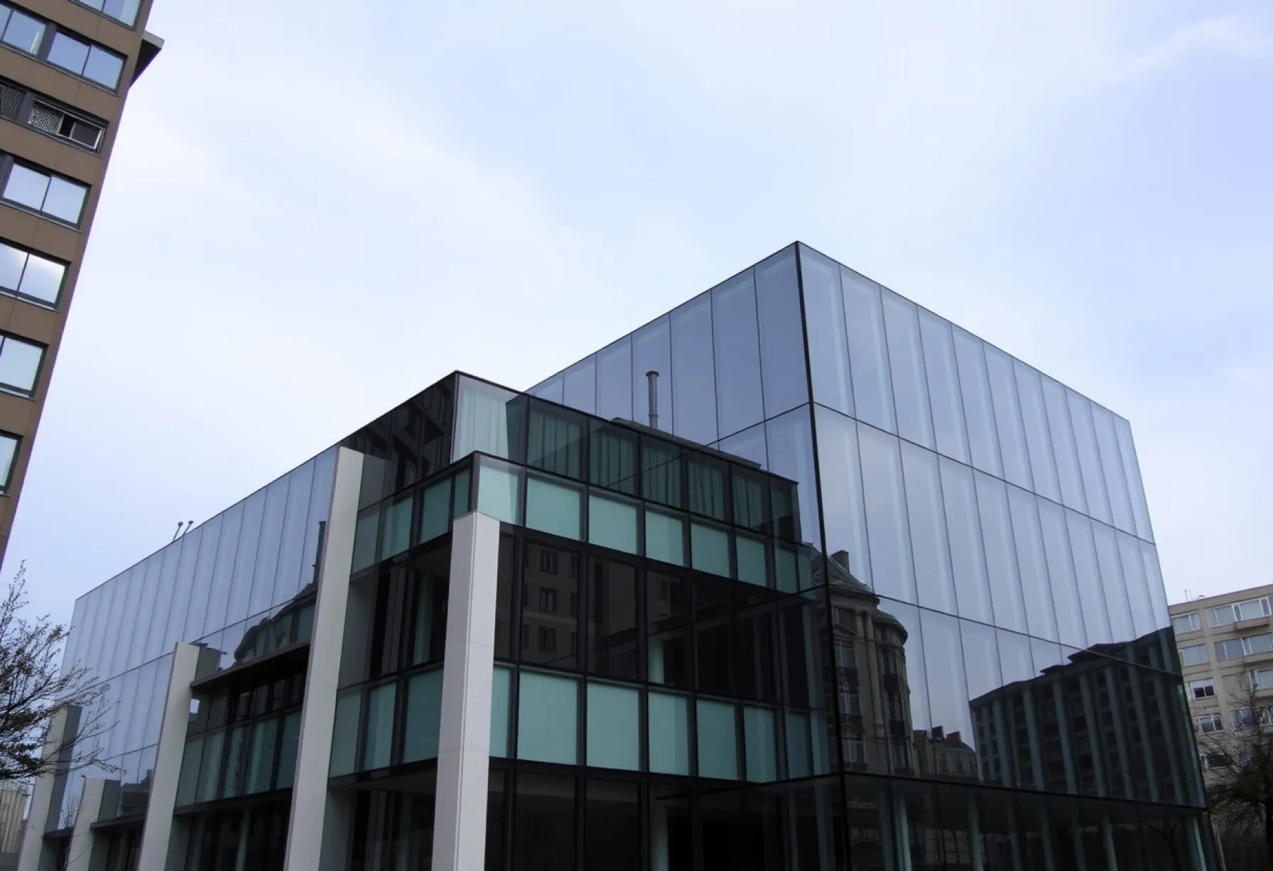 Architektur eines modernen Gebäudes mit minimalistischem Design und Glasfassade in urbaner Umgebung