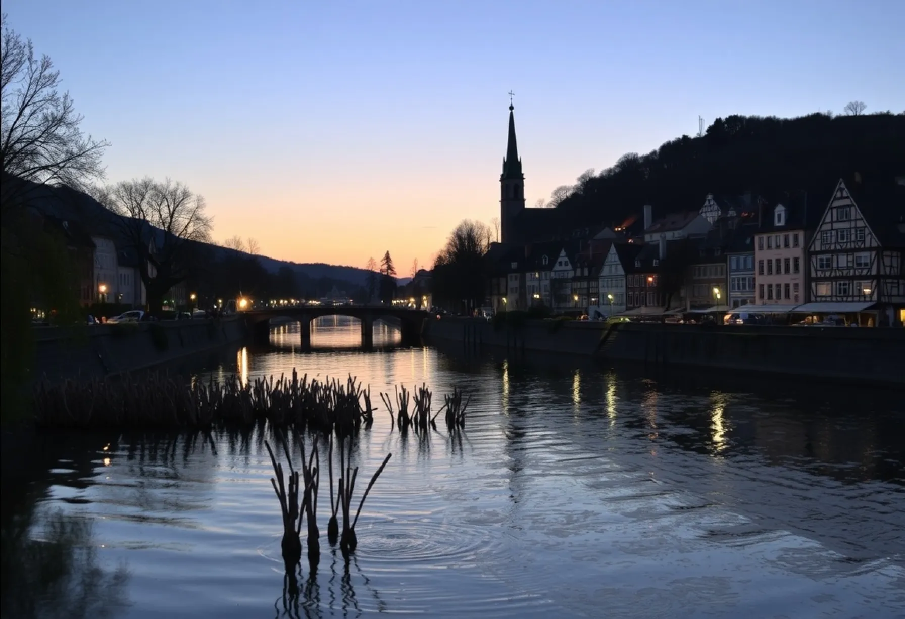 Abendstimmung in einer Süddeutschen Kleinstadt mit Fluss und Fachwerkhäusern