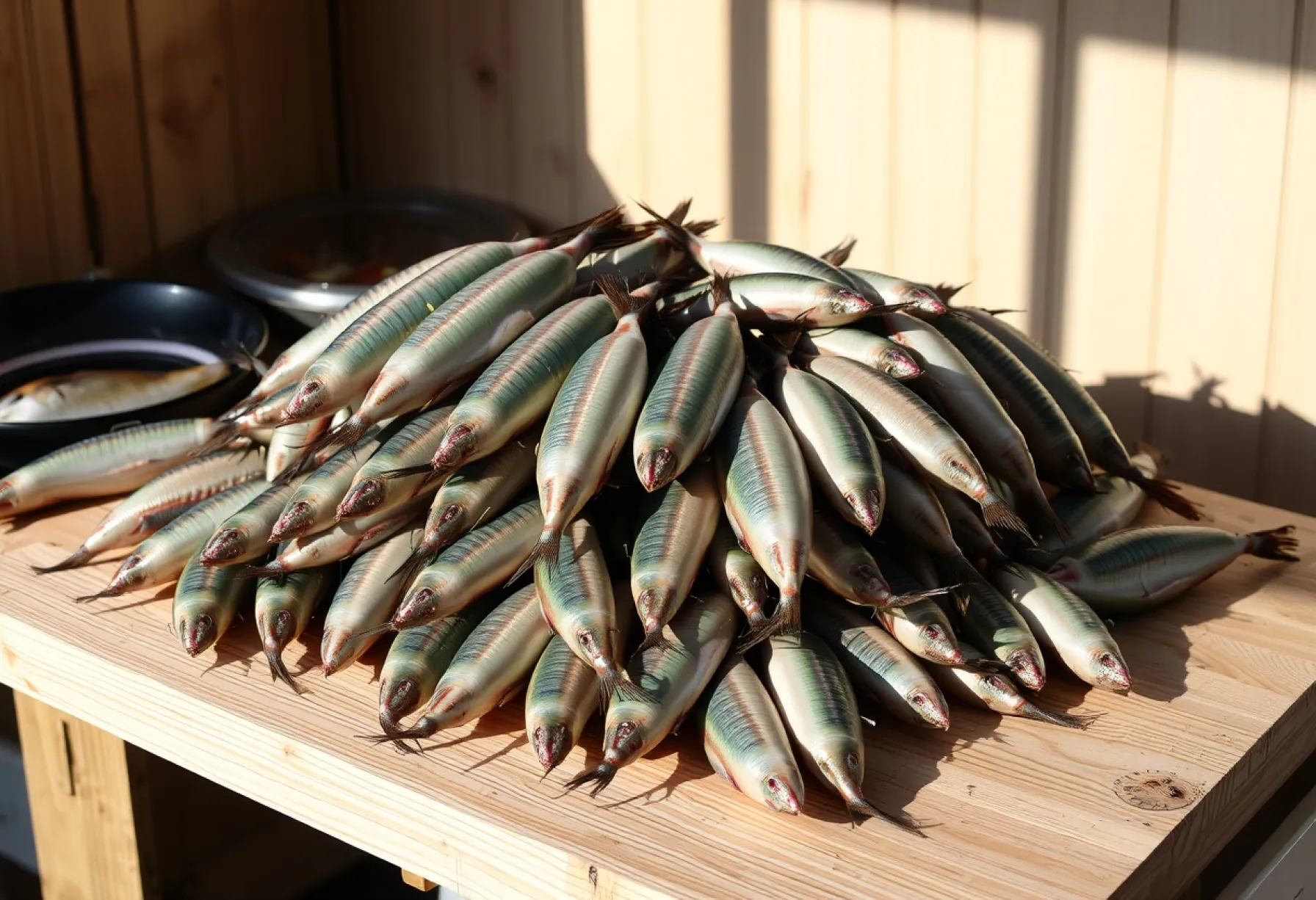 Langusten auf Holzbrett: Darstellung auf einem Fischmarkt in der Bretagne