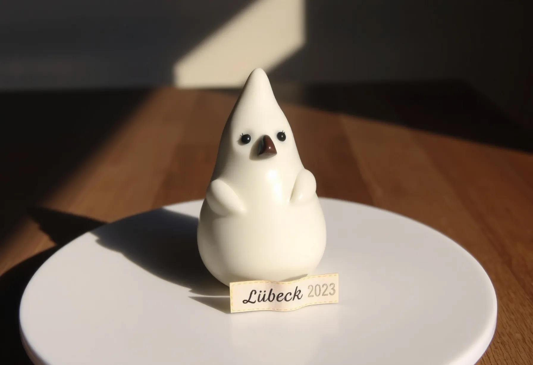 Handgefertigte Marzipanfigur in Igel-Form mit Schokoladendetails auf Keramikteller, Herkunft Lübeck 2023