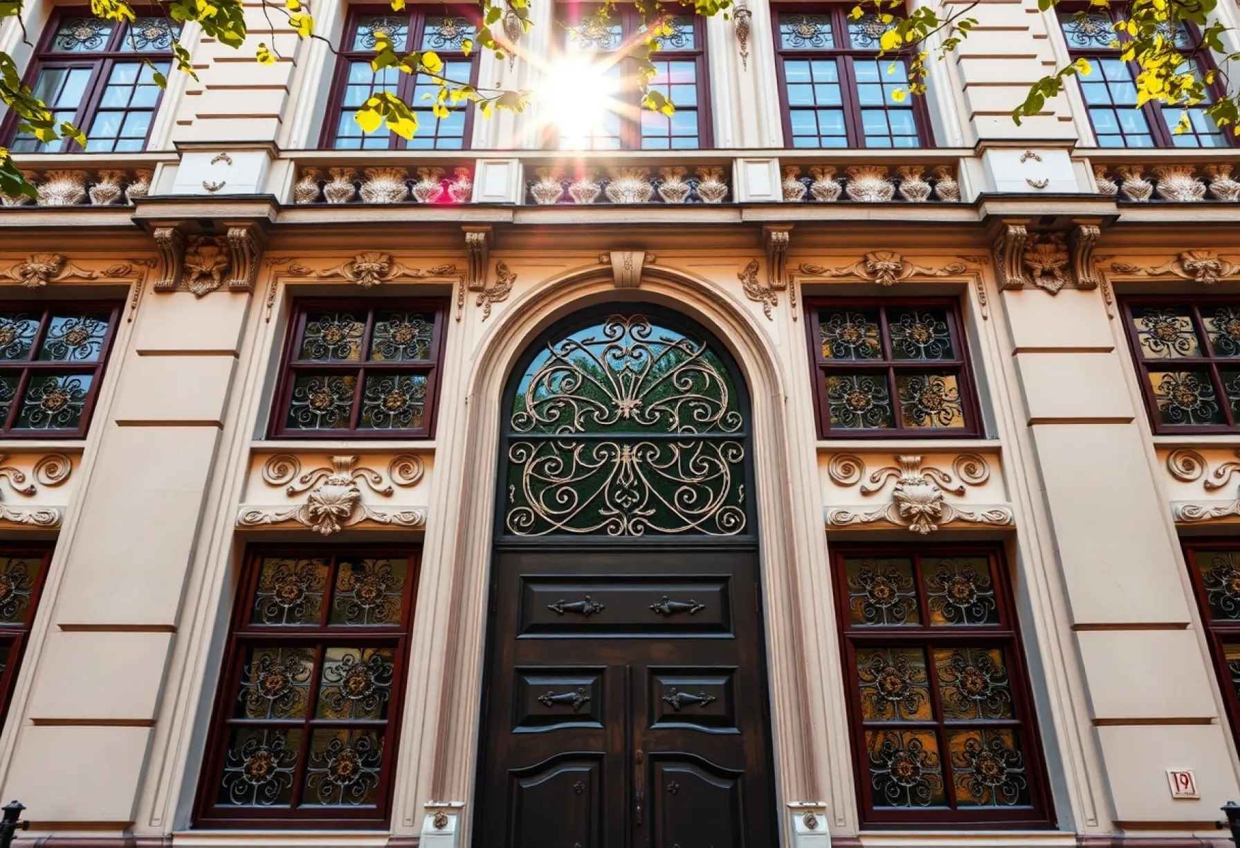Fassade eines Jugendstilgebäudes in Brüssel mit floralen Ornamenten und kunstvollen Schmiedeeisenfenstern