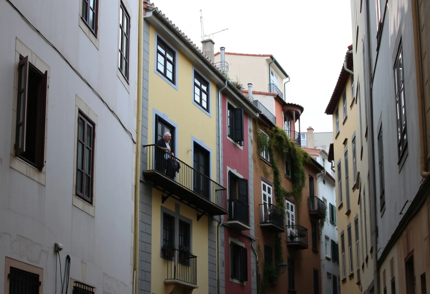 Herbstliche Morgenstimmung in der Altstadt von Lissabon: Eine Beschreibung