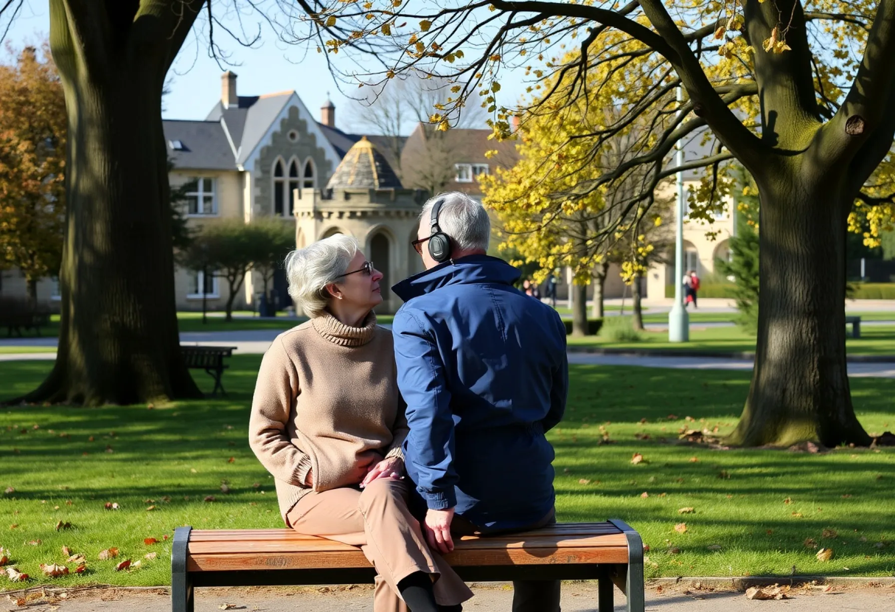 Älteres Paar genießt herbstlichen Tag im Park in der Bretagne