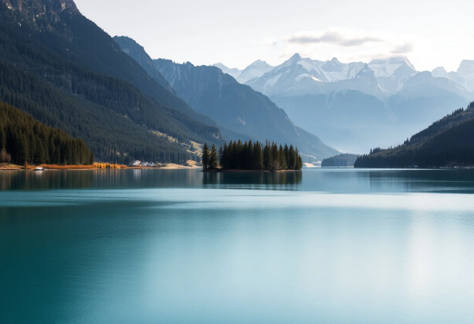 Ruhiger Stausee in den Alpen mit Wald und Bergpanorama