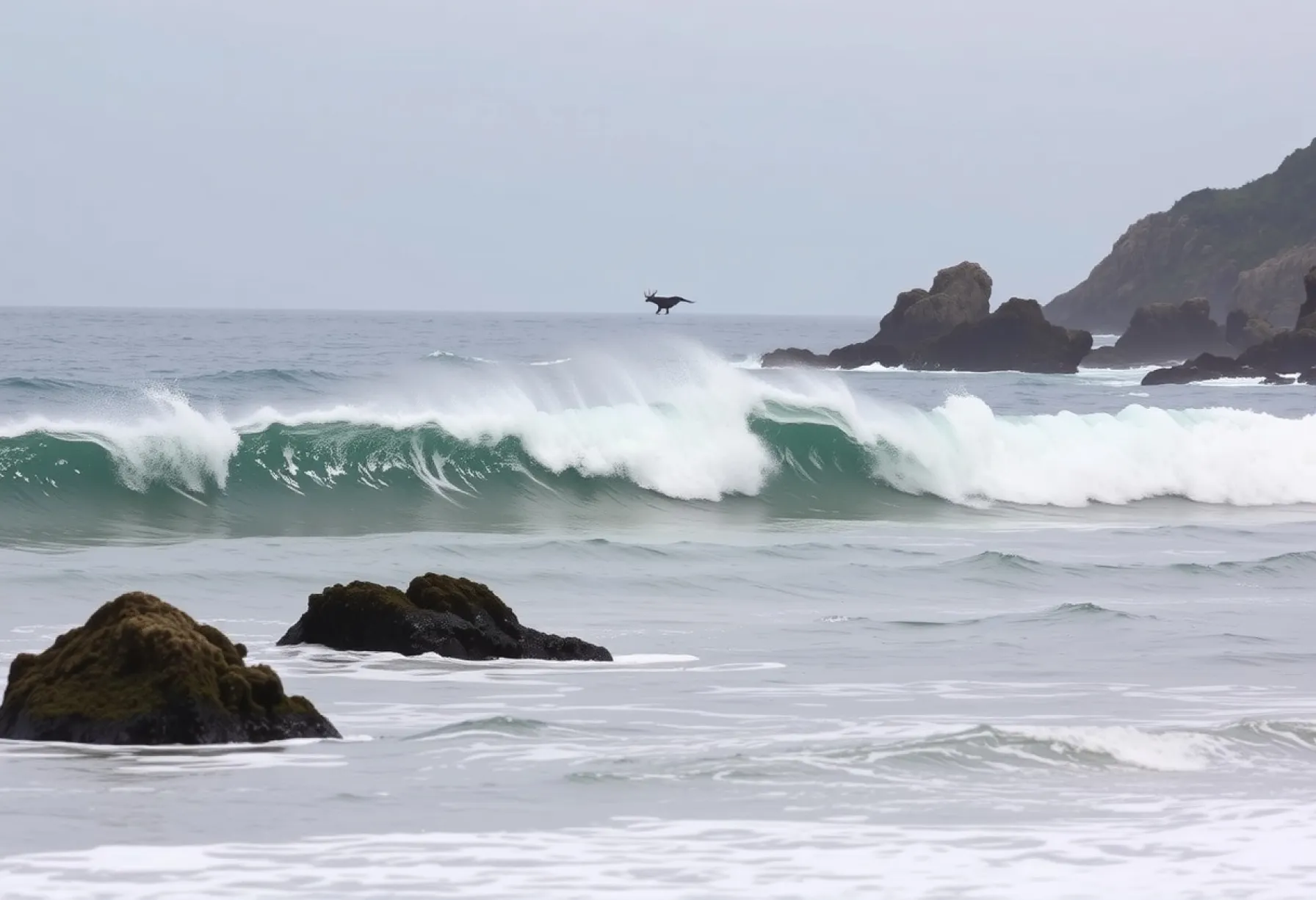 Küstenlandschaft von Big Sur: Felsige Küste und Brandung im Gleichgewicht