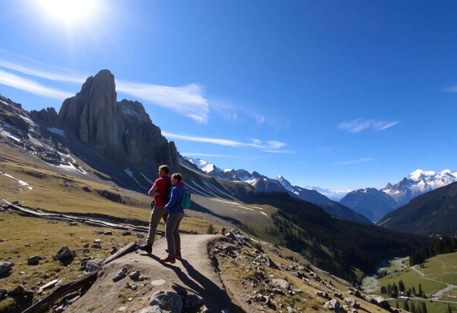 Wanderer auf Plateau mit Blick auf die Dolomiten in der Morgensonne