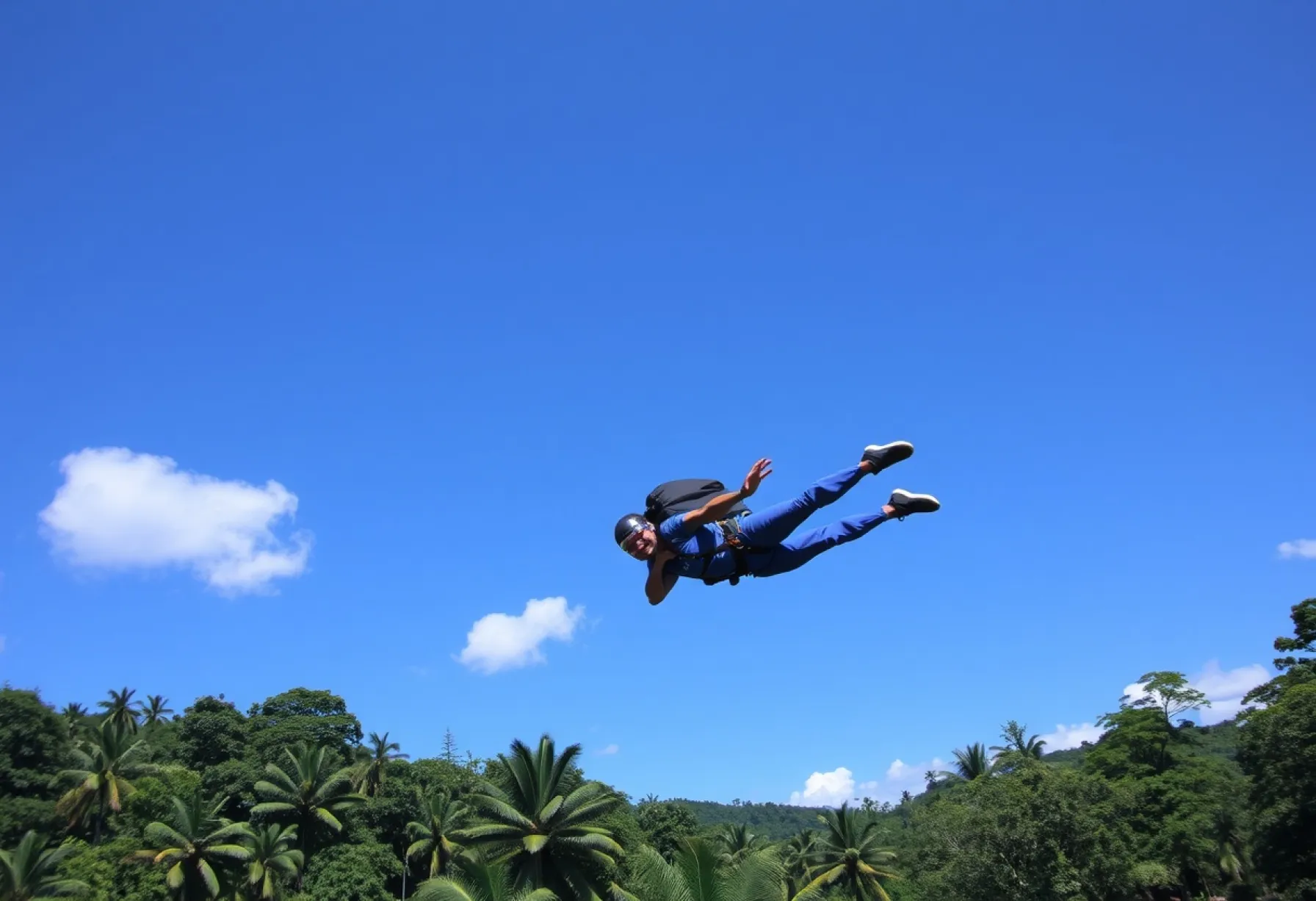 Fallschirmspringer über dem Dschungel von Costa Rica in klarer Luft und sanfter Brise