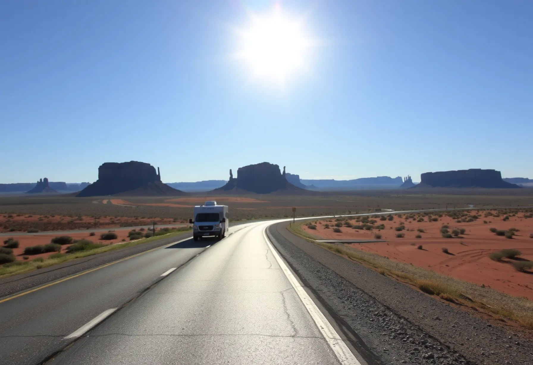 Highway und Wüstenlandschaft in Arizona: Eine Szenerie von Monument Valley und endloser Weite