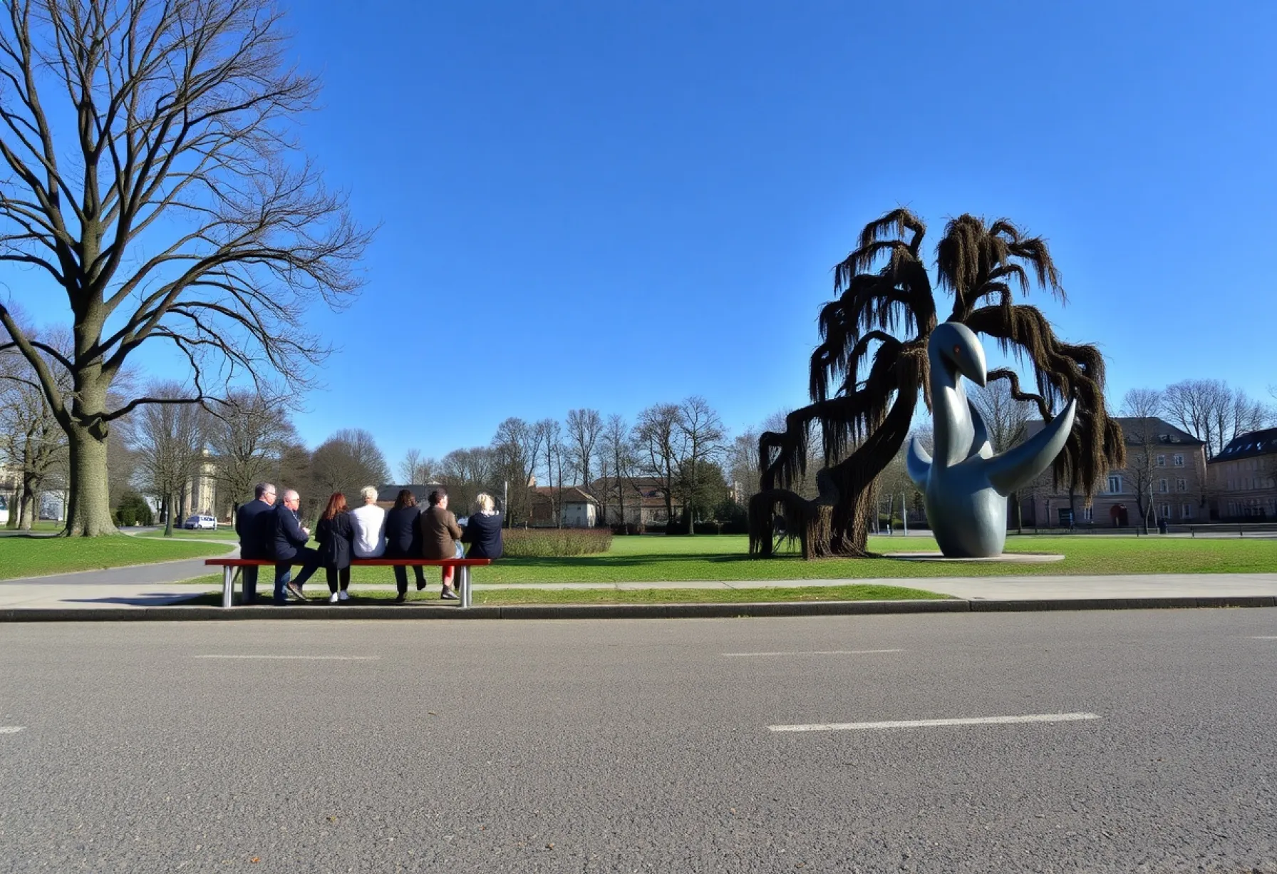 Parklandschaft mit Skulptur, alter Eiche und herbstlicher Atmosphäre