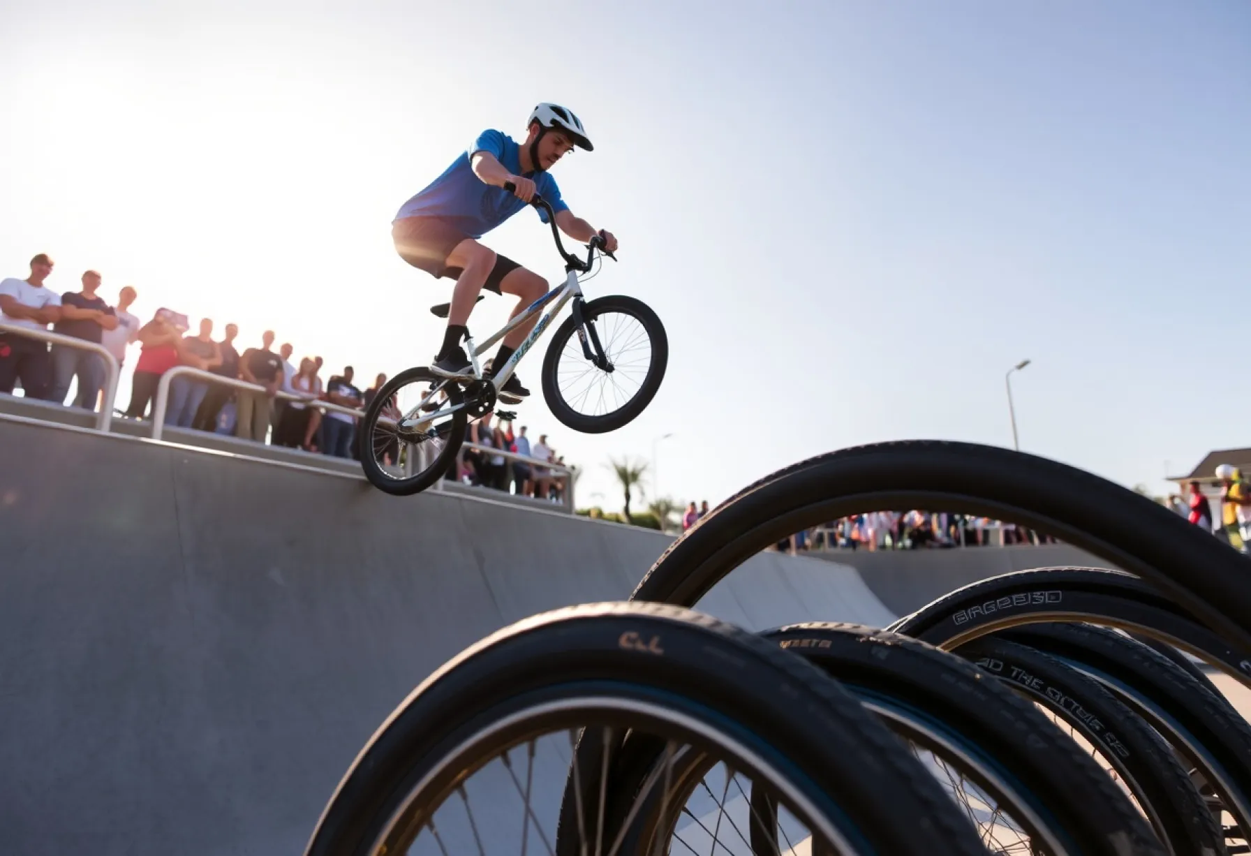 BMX-Fahrer vollendet Sprung über hölzerne Rampe im Skatepark