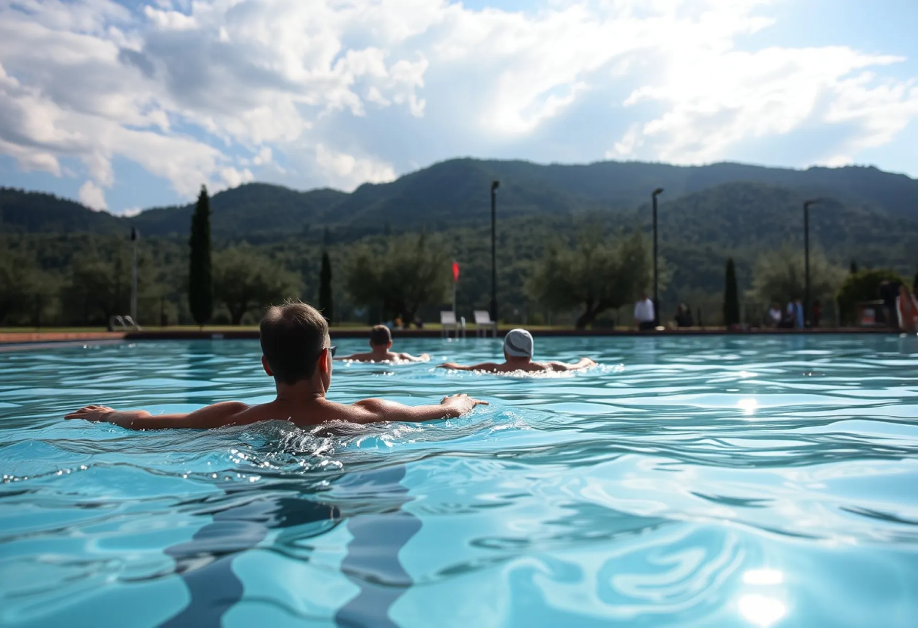 Ruhige Schwimmübungen im Freiluft-Schwimmbad der Toskana