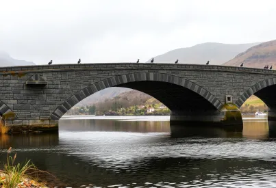 Granitbogenbrücke aus dem Jahr 1890 über einem Flusstal in Südschottland