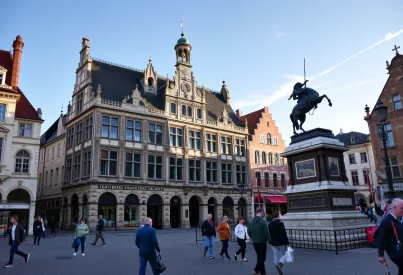 Historisches Rathaus Bremen und Rolandstatue im Abendlicht: Architektur und Geschichte auf dem Marktplatz