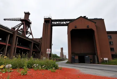 Stillgelegtes Stahlwerk in Duisburg: Relikt der Schwerindustrie und Zeuge vergangener Zeiten