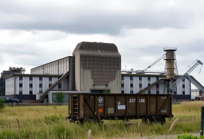 Industriebrache mit Schornstein und stillgelegten Bahngleisen: Ein verlassener Fabrikkomplex im Verfall