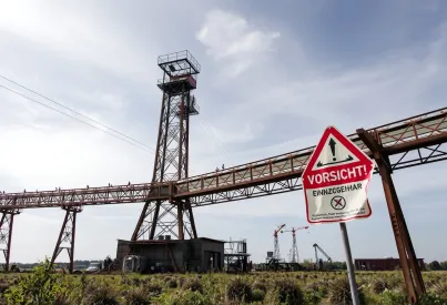 Stillgelegter Hochofen aus den 1960er Jahren in Industriebrache im Ruhrgebiet