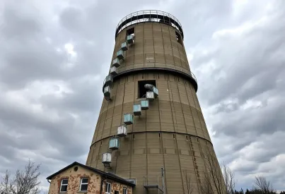 Industrieschornstein als Relikt einer vergangenen industriellen Ära