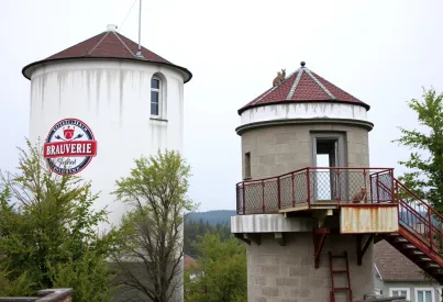Alter Wasserturm in bayerischer Kleinstadt: Architektur und Verwitterungsspuren