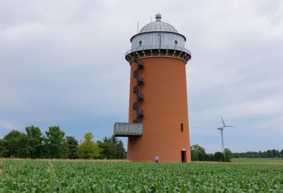 Wasserturm aus Backstein in Norddeutschland: Ein Zeugnis der Geschichte in ländlicher Umgebung