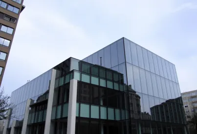 Architektur eines modernen Gebäudes mit minimalistischem Design und Glasfassade in urbaner Umgebung