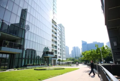 Modernes Wohngebäude in Singapur mit Glas-Stahl-Fassade und urbaner Grünfläche
