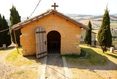 Kapelle aus dem 17. Jahrhundert auf toskanischem Hügel
