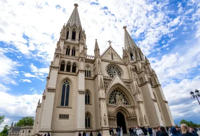 Architektonische und geschichtliche Bedeutung der Kathedrale von Reims