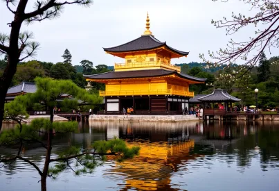 Kinkaku-ji Tempel in Kyoto: Architektur und Natur im Einklang