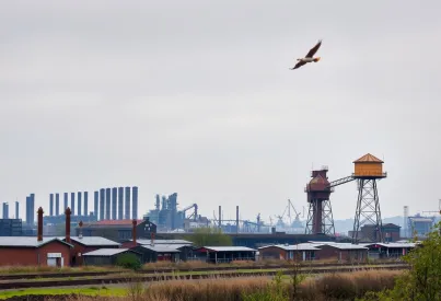 Industriekulisse im Ruhrgebiet: Verlassene Bahngleise und Relikte des Bergbaus
