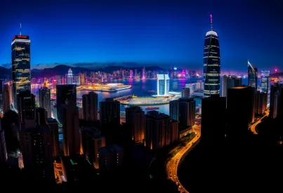 Nachtpanorama von Hongkongs Stadtsilhouette: Wolkenkratzer und Hafenlichter im Fokus