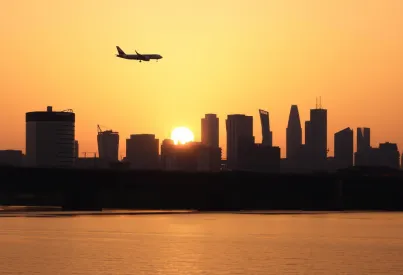 Abendliche Skyline von Frankfurt: Sonnenuntergang hinter Wolkenkratzern und ruhige Stadtstimmung