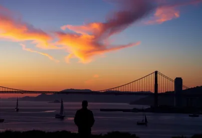 Abendstimmung über San Francisco: Skyline und Golden Gate Bridge im Sonnenuntergangslicht