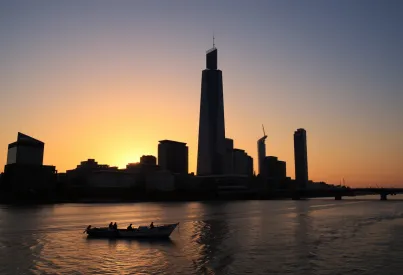Frankfurter Skyline bei Sonnenuntergang: Commerzbank Tower und Main im Fokus