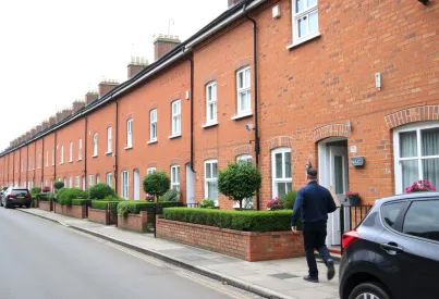 Backsteinhäuser mit symmetrischer Architektur und gepflegten Vorgärten in einem ruhigen Londoner Vorort