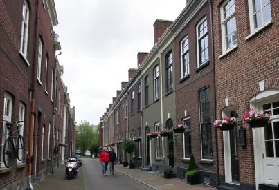 Charakteristische Backsteinhäuser und Alltagsleben in einer ruhigen Amsterdamer Wohngegend